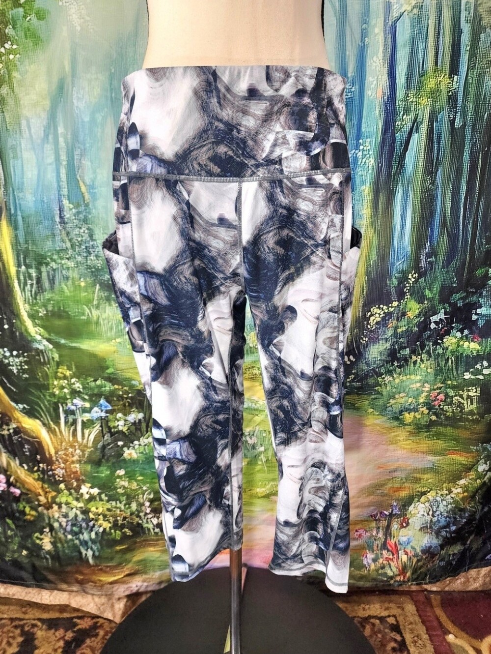 ☁️💙 😶‍🌫️ ODODOS Abstract Buttery Soft Yoga Capri Leggings With Pockets Size X